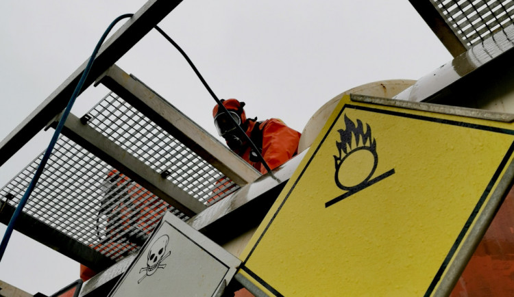 Z cisterny ve Stráži pod Ralskem unikla nebezpečná látka. Hasiči jí likvidovali v rámci cvičení