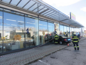 Nehoda u obchodního domu.