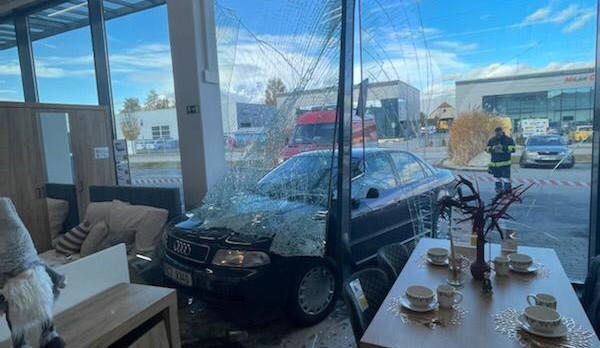 Řidička vjela do výlohy obchodu s nábytkem.