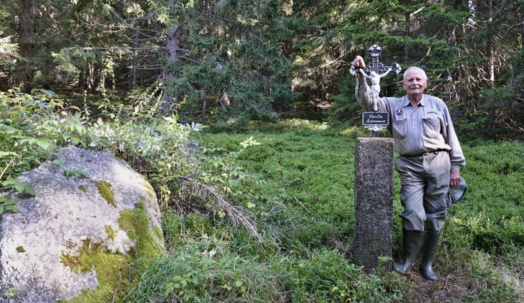 Stanislav Schneedorf je z Volar a opravuje křížky na Šumavě.