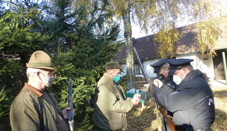 Myslivci měli doklady i zbraně v pořádku.