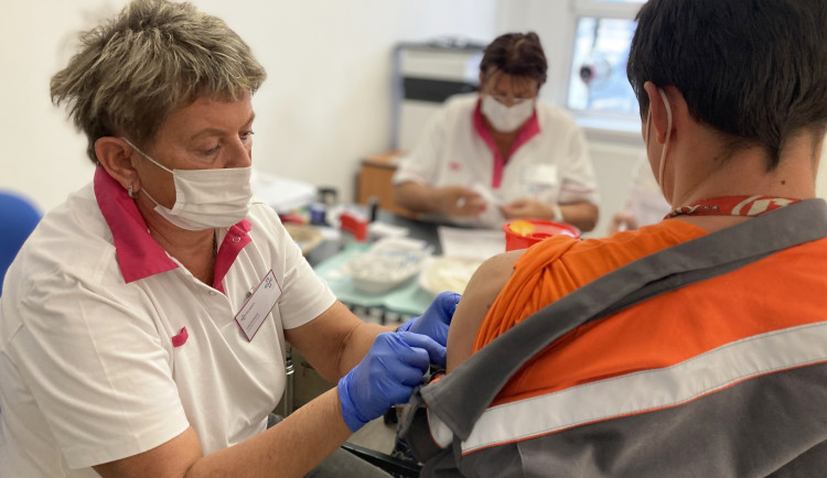 V Temelíně dnes očkovali proti covidu, zájem projevilo 200 lidí