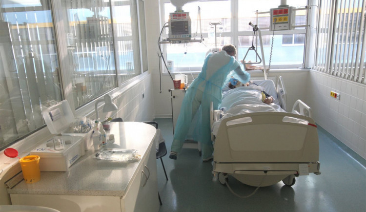 Budějcká nemocnice je třetí nejzatíženější v Česku. Omezí plánované výkony
