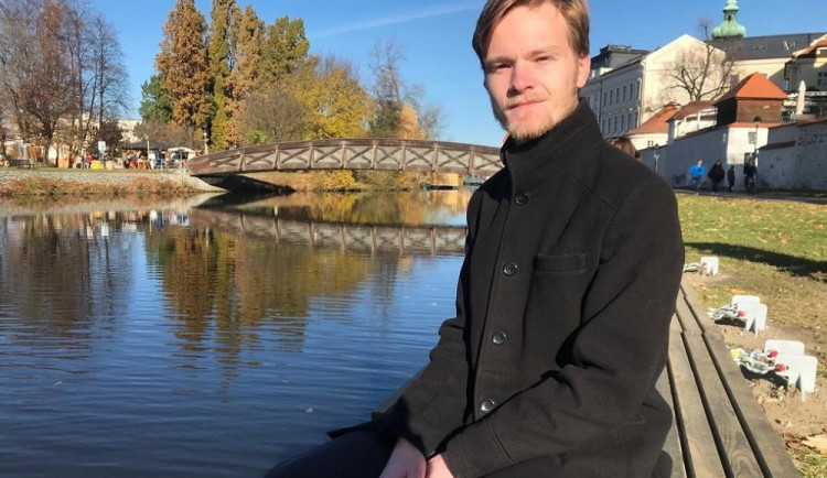 Tomáš Holub je autorem projektu laviček nad řekou v centru Budějovic.