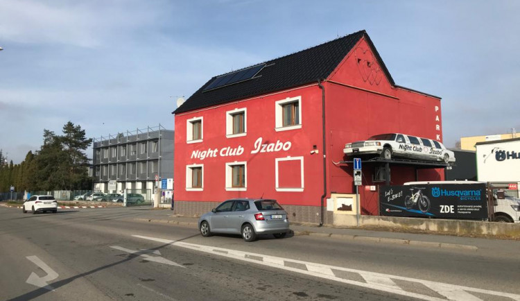 Dům stojí u křižovatky Pražské třídy a Nemanické ulici.