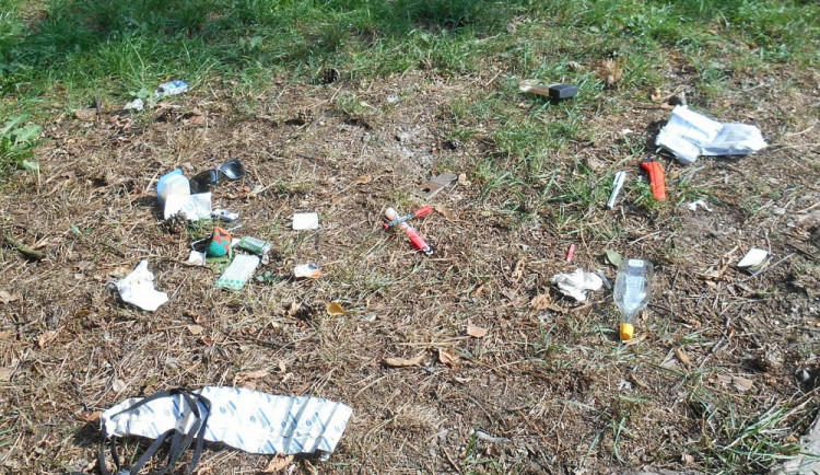 Od začátku roku strážníci posbírali v ulicích 786 injekčních stříkaček.