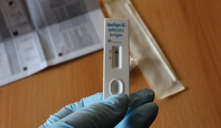 Za padělání covid certifikátů mohou podle Nejvyššího státního zastupitelství hrozit až tři roky vězení