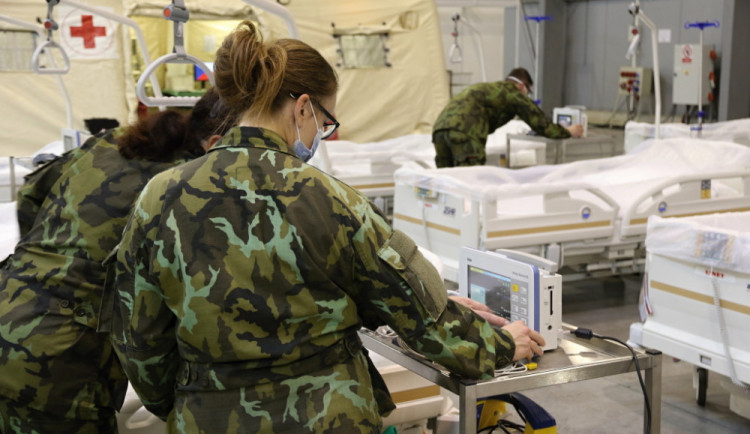 Školy čeká plošné testování, vojáci se vracejí pomáhat do nemocnic