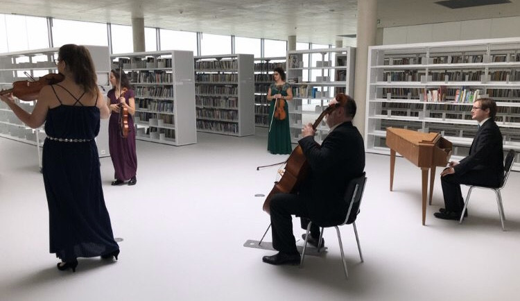 Jihočeské divadlo a Český rozhlas vydávají unikátní zpěvník adventních písní