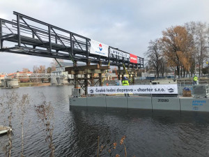 Výměna lávky nad Jiráskovým jezem v Českých Budějovicích.