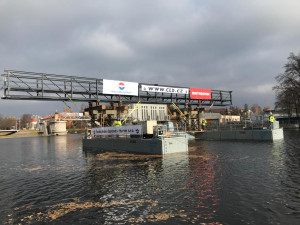 Výměna lávky nad Jiráskovým jezem v Českých Budějovicích.