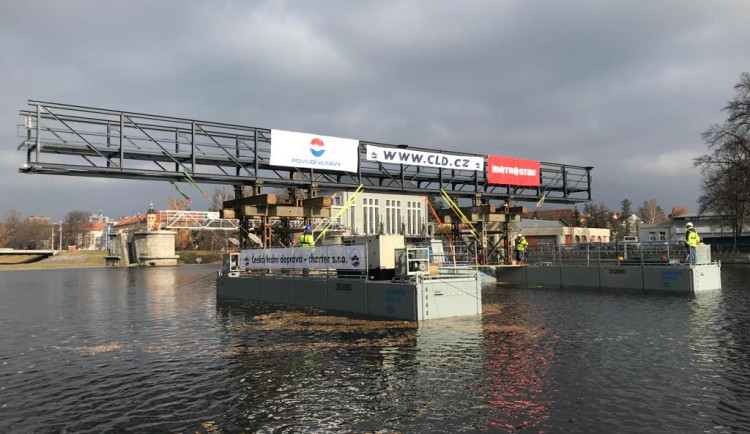 Výměna lávky nad Jiráskovým jezem v Českých Budějovicích.