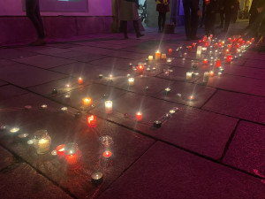 Ze střechy radnice zazněla česká hymna. Lidé na náměstí zapalovali svíčky