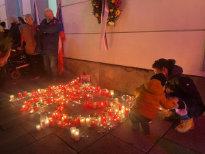 Ze střechy radnice zazněla česká hymna. Lidé na náměstí zapalovali svíčky