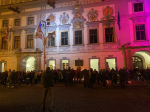 Ze střechy radnice zazněla česká hymna. Lidé na náměstí zapalovali svíčky