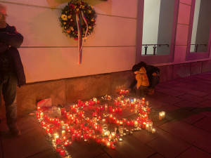 Ze střechy radnice zazněla česká hymna. Lidé na náměstí zapalovali svíčky