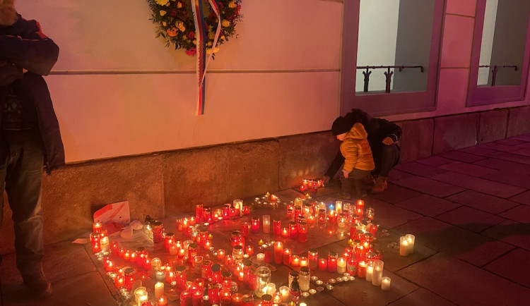 Ze střechy radnice zazněla česká hymna. Lidé na náměstí zapalovali svíčky