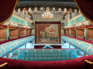 Třeboňské Divadlo J. K. Tyla zdobí opravená opona z 19. století