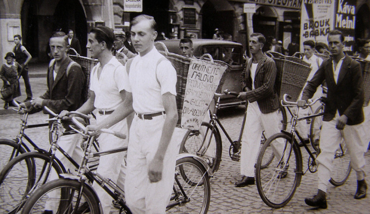 Slavnostní průvod mladých pekařů na náměstí se svými "služebními" koly po roce 1930.