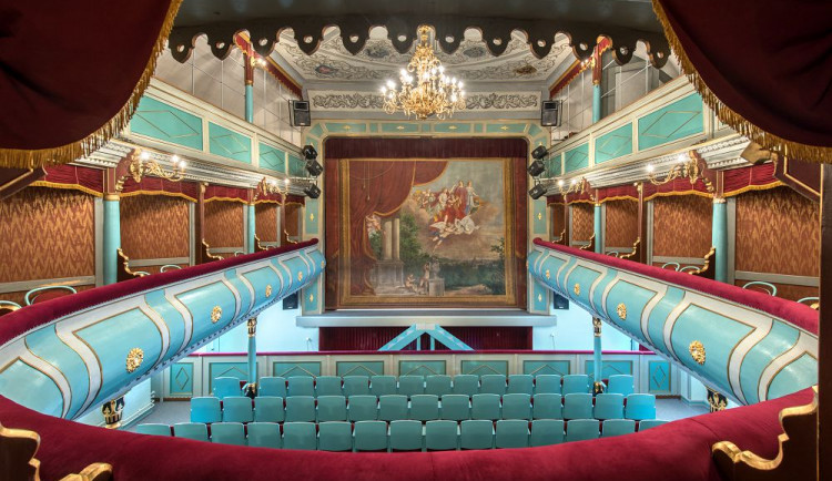 Opona v Divadle J. K. Tyla.