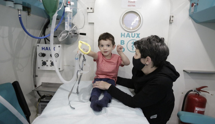 Honzík podstupuje léčbu v hyperbarické komoře.