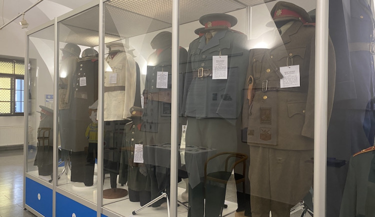 Výročí policie připomíná výstava na radnici. K vidění jsou unikátní uniformy