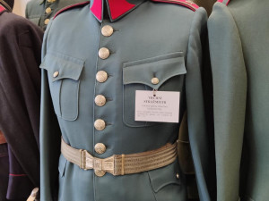 Výročí policie připomíná výstava na radnici. K vidění jsou unikátní uniformy