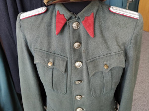 Výročí policie připomíná výstava na radnici. K vidění jsou unikátní uniformy