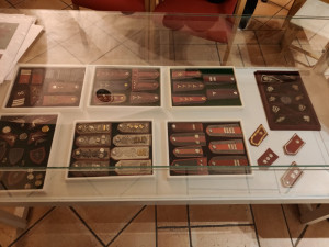 Výročí policie připomíná výstava na radnici. K vidění jsou unikátní uniformy