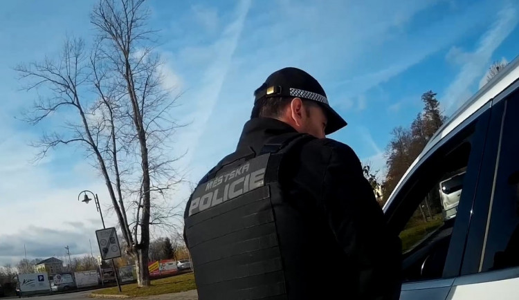 Muž za volantem se zákazem řízení se vydával za svého bratra.