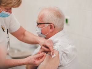 Vládní rada podpořila návrh, aby se povinně očkovali lidé nad 60 let