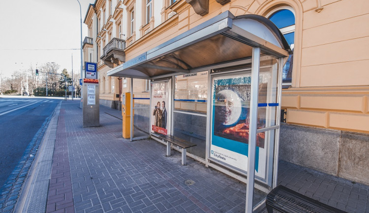 Autobusová zastávka v Českých Budějovicích, u které stojí elektronický označník.