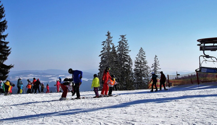 Skiareál Lipno nabídne očkovaným slevu na skipasy.