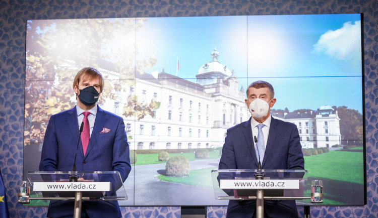 Zrušení vánočních trhů, hospody a bary jen do deseti večer. Opatření opět zpřísňují.