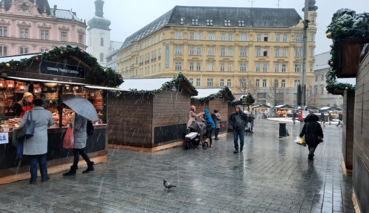 Letošní adventní trhy v Brně trvaly osm hodin. Je to zářez, hlásí trhovci