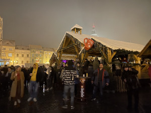Adventní městečko na budějckém náměstí po šesté hodině zhaslo. Vánoční trhy vláda zrušila
