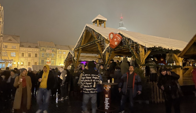 Trhy na budějckém náměstí ukončila vypnutá elektrika. Akci doprovázel pískot lidí