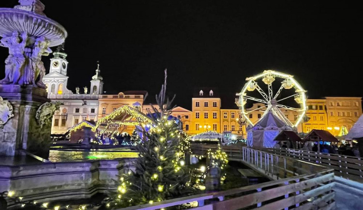 Na náměstí by mohlo dál fungovat alespoň kluziště a ruské kolo