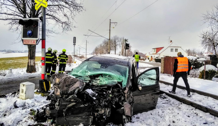 Na Jindřichohradecku se srazil vlak s autem. Řidič utrpěl lehká zranění
