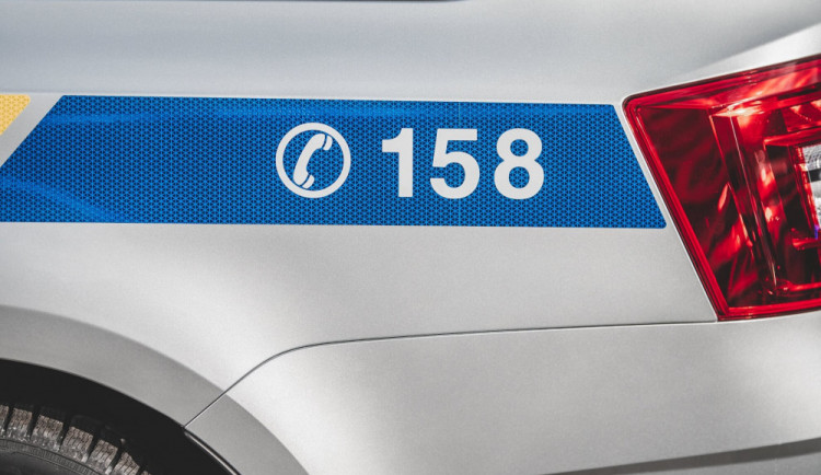 Policie pátrá po zloději, který se vloupal do garáže. Odnesl si věci za 90 tisíc korun