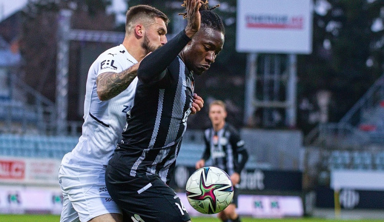 Fortune Bassey v souboji o míč při utkání se Slováckem.