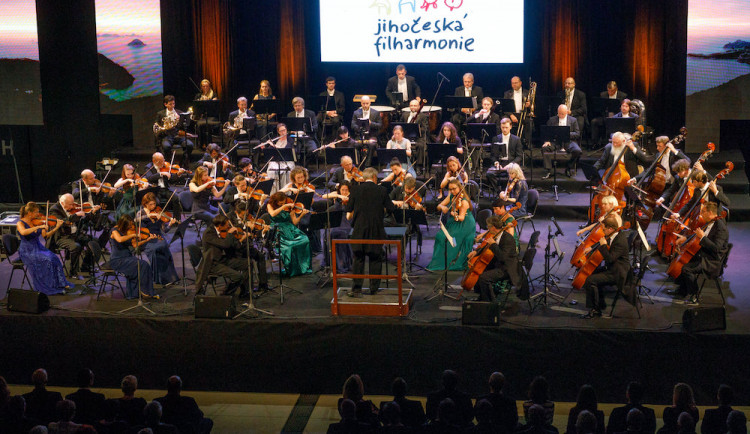 Jihočeská filharmonie nabízí na některé koncerty vstup zdarma. Chce přilákat víc lidí