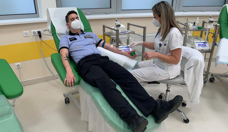 Policejní nováčci darovali krev v budějcké nemocnici
