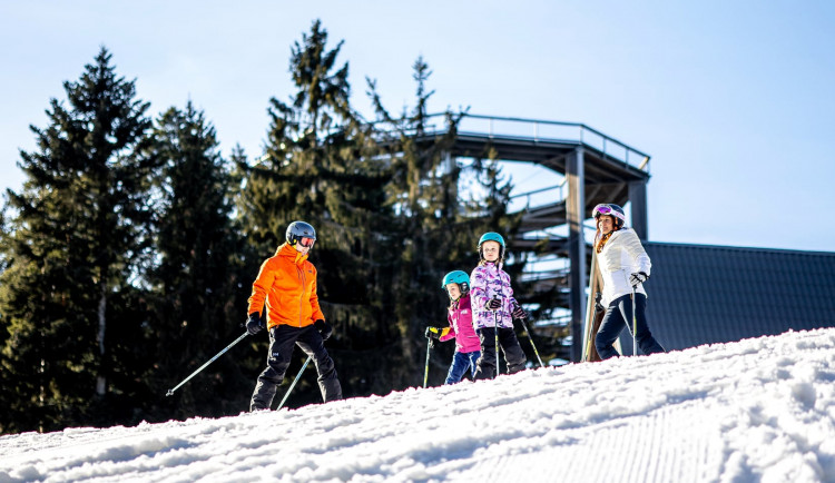 Skiareál Lipno v neděli zahájí sezonu, otevře novou sjezdovku