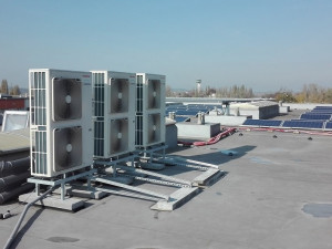 Energetický trh s prudkými výkyvy zasáhl i centrální vytápění v bytových domech. Co s tím? Hledejte nové zdroje