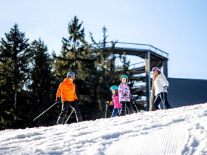 Skiareál Lipno v neděli zahájí sezonu, otevře novou sjezdovku