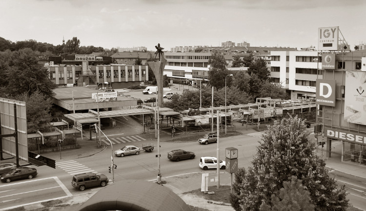 Křižovatka Pražská - Pekárenská před rekonstrukcí v roce 2013, v pozadí pohledově beze změny obchodní dům Družba.
