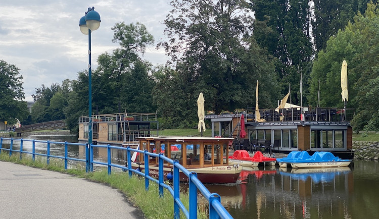 POLITICKÁ KORIDA: Slepé rameno plné housboatů. Co na tyto stavby v centru města říkají zastupitelé?