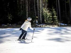 První letošní lyžování ve Skiareálu Lipno už tuto neděli
