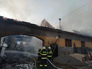 Při požáru stodoly vznikla škoda dva miliony korun. Majitel objektu se popálil